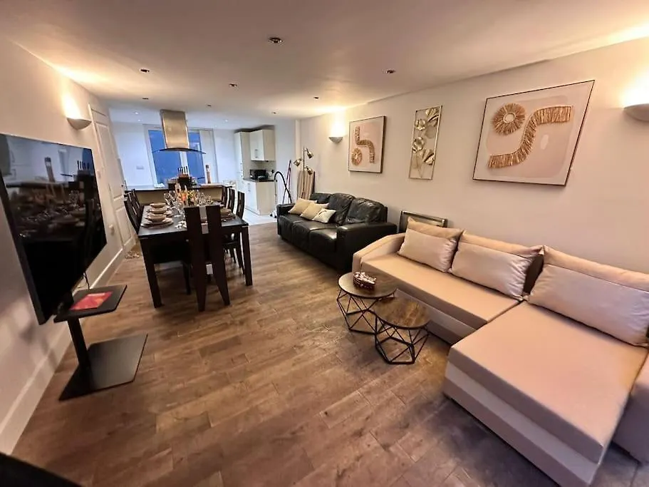 The Urban Retreat 4Bdr Sleep 14 Villa London 0*,  United Kingdom