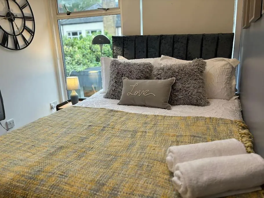 The Urban Retreat 4Bdr Sleep 14 Villa London 0*,